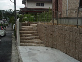 奈良市　外構リフォーム工事　フェンス　階段アプローチ After画像