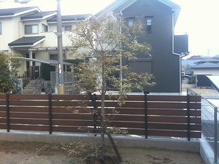 奈良市　T邸　新築外構工事　機能門柱　タイルテラス　目隠しバー材 イメージ画像