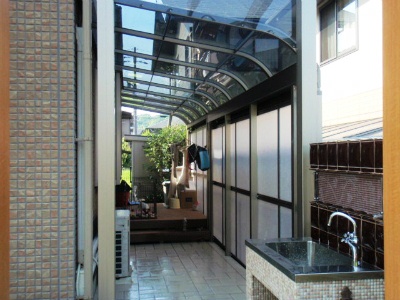 京都府相楽郡　M邸　庭工事　ココマサイドスルーオープンテラス　腰壁タイプ　オリジナルガーデンシンク イメージ画像
