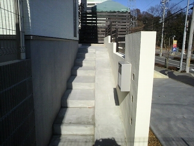 四条畷市　Ｍ邸　新築外構工事　スロープ階段　木目調アルミフェンス イメージ画像