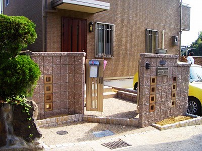 奈良市　K邸　化粧ブロック門柱　ウッドデッキ イメージ画像