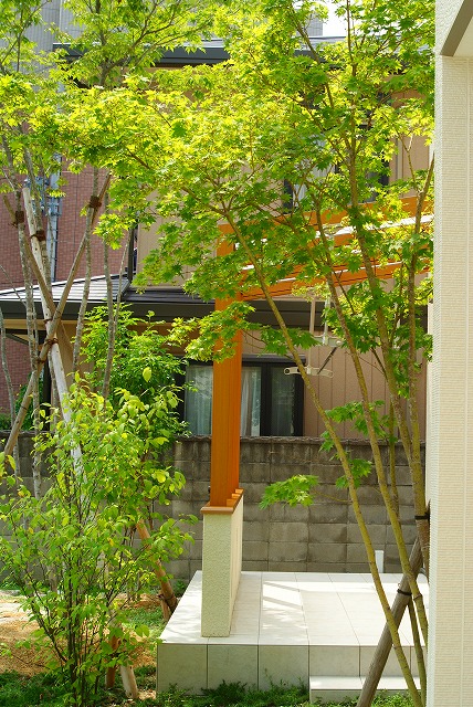 奈良市　O邸　ガーデン工事　TOEX（LIXIL)ココマ腰壁タイプ　タイルテラス イメージ画像