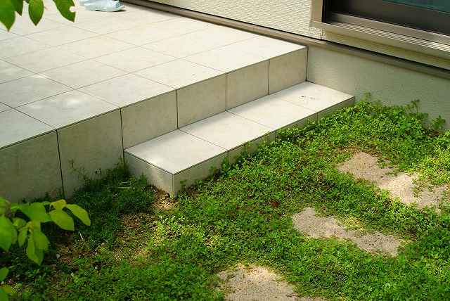 奈良市　O邸　ガーデン工事　TOEX（LIXIL)ココマ腰壁タイプ　タイルテラス イメージ画像