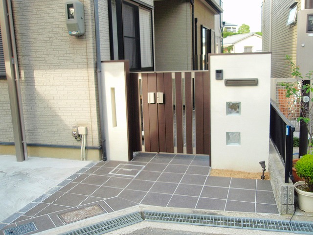 奈良市　A邸　門周り改修工事　タイルアプローチ　オリジナル立水栓 イメージ画像