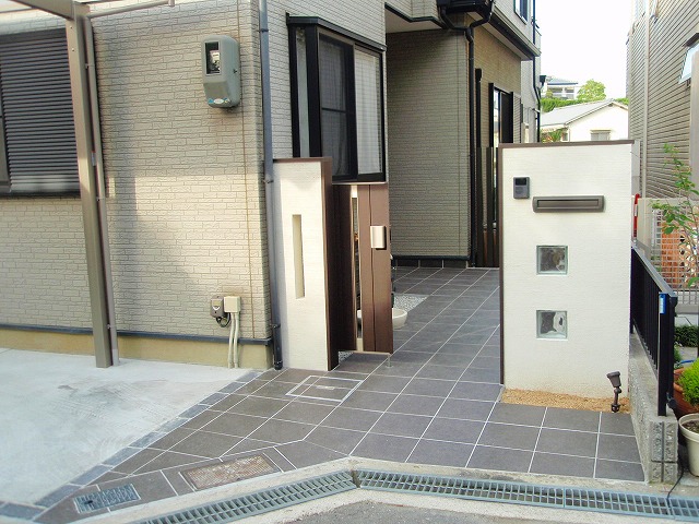 奈良市　A邸　門周り改修工事　タイルアプローチ　オリジナル立水栓 イメージ画像