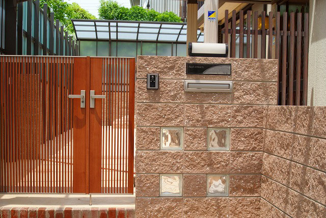 奈良市　N邸　門周り改修工事　駐車場増設　カーポートサイドパネル イメージ画像