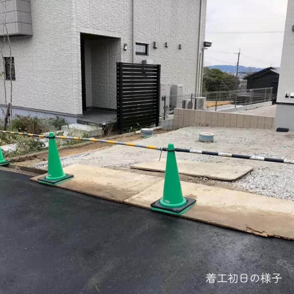 着工初日の様子。更地の状態に工事用コーンが設置されている。