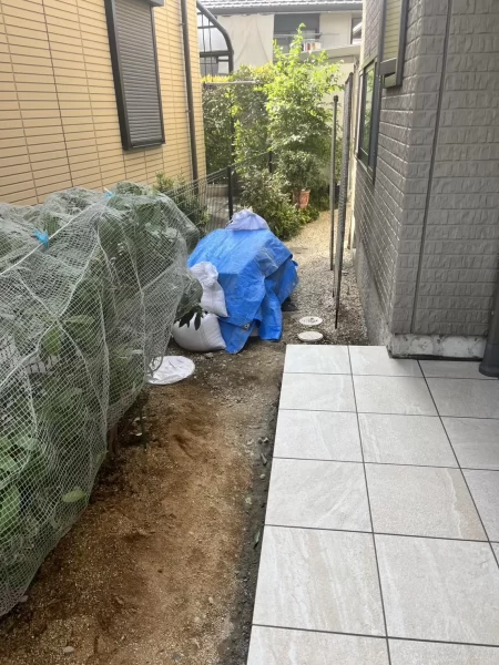 ポーチ横の動線と庭まわりまで丁寧に整えた様子