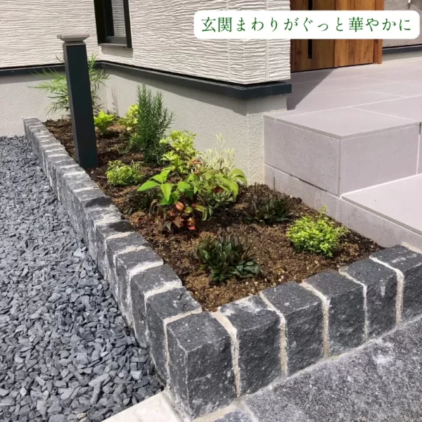 植栽が施された玄関横の花壇スペース