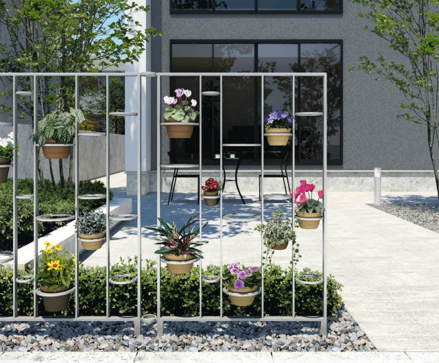 植木鉢が飾れる新しい境界フェンス.jpg
