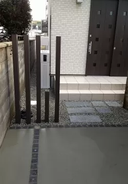 京都市伏見区　S邸　新築外構工事　バー材　ピンコロラインのサムネイル