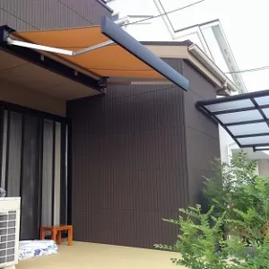日差しをブロック　オーニングとシェード　京都　奈良　外構工事　エクステリア＆ガーデン　ルーチェのサムネイル